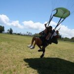 Silvina Luna Instagram - #TBT Hawaii con mi hermano 🌺 Después de momentos muy duros, en 2009, decidimos cumplir este sueño juntos. 🛫Viajamos a Hawaii y nos animamos a 𝐒𝐀𝐋𝐓𝐀𝐑 𝐄𝐍 𝐏𝐀𝐑𝐀𝐂𝐀𝐈́𝐃𝐀𝐒. Una experiencia única, poder ver el paisaje desde arriba fue increíble. Un momento muy liberador y emocionante, y lo mejor de todo, fue poder hacerlo juntos. No hay nada más lindo que cumplir sueños que siempre tuvimos y animarnos a hacerlos acompañado de personas que queremos mucho💫❤️
