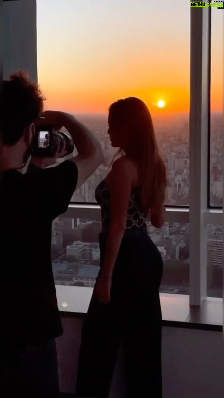Silvina Luna Instagram - Terrible atardecer desde el piso 54, el edificio más alto de la Argentina!! @alveartower @alvearpalace @argemilano @carolina.sacco_ @milcagili @milcagili.propiedades @likebuenosaires Mi elegido para hoy @lasantaind 📹 @ginzamultimedia @javierbgd