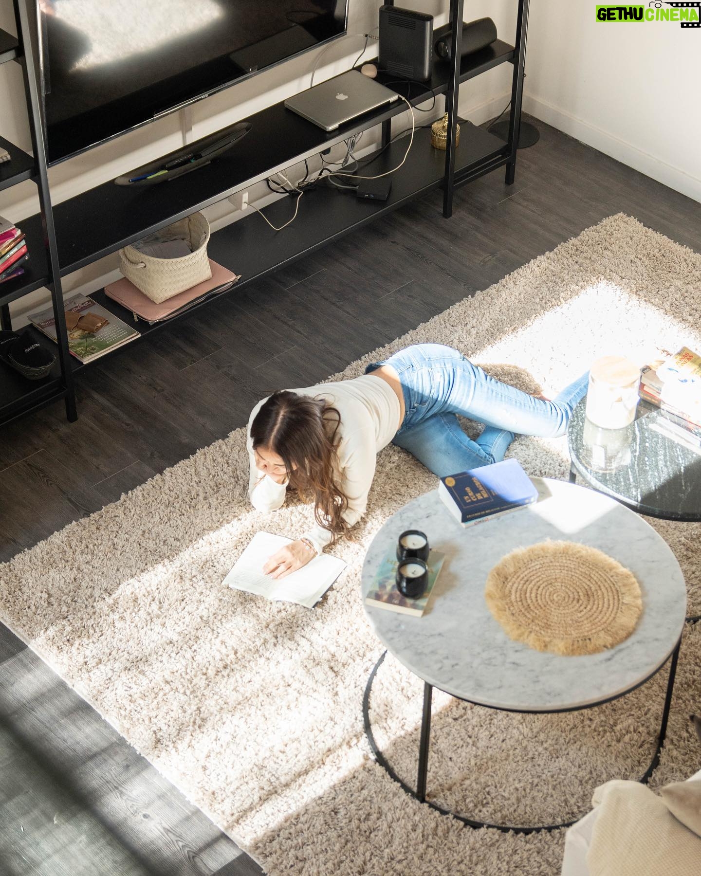 Silvina Luna Instagram - Inspirada en unos de los lugares preferidos de mi Hogar..sobre esta alfombra súper cozy que amo de @bazharsargentina Quería contarles que TODAS LAS ALFOMBRAS TIENEN DESCUENTOS🌈 12 cuotas sin interés o 10%off extra pagando por transferencia bancaria Además envíos gratis a todo el país en compras superiores a $7000 Te invito a conocerlas online.bazhars@gmail.com 🔝🫶 PH: @mattiasg_v Lindo domingo para ustedes 💋💋