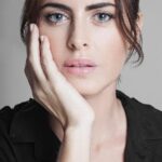 Silvina Luna Instagram - ¿Cuántas veces estuviste esperando un like en esa foto? ¿Cuántas veces te sentiste mal porque recibiste una crítica negativa en redes sociales? ¿Cuántas veces dejaste que las opiniones de los otros influyan en tu propia voz?⁣ ⁣⁣ ⁣ Estoy segura que a más de uno nos pasó. Vivimos en un mundo donde la perfección y el status es más importante que lo que cada uno tenemos para decir.⁣ ⁣ ⁣ ⁣ Muchas personas se resguardan en cuentas anónimas para descargar sus emociones negativas en los demás, sin darse cuenta que lo que emiten no es más que un espejo de su ser interior.⁣ ⁣ ⁣ ⁣ Juzgar en redes sociales a desconocidos es más fácil que juzgarse a uno mismo.⁣ ¿Creamos juntos un mundo más amable? 🤍