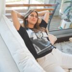 Silvina Luna Instagram – 🍃
Buen día! Cómo va tu semana? Por acá leyendo a @pilarsordooficial sinceramente me emociona. Tal vez no lo sepas, pero hace más de 15 años que me formó en diferentes disciplinas. No solo para crecer como persona sino como profesional.
🍃
Día a día estudio para poder acompañarlos en nuestro despertar espiritual y poder descubrir juntos que el poder esta en VOS.
🍃
Hoy quisiera compartir estas palabras: la única persona que te puede impedir avanzar sos vos mismo. Recorda siempre que la suerte no existe, todo depende de nosotros.
🍃
Nunca dudes, tenes toda TU magia para alcanzar lo que te propongas! 

Sil 🌾