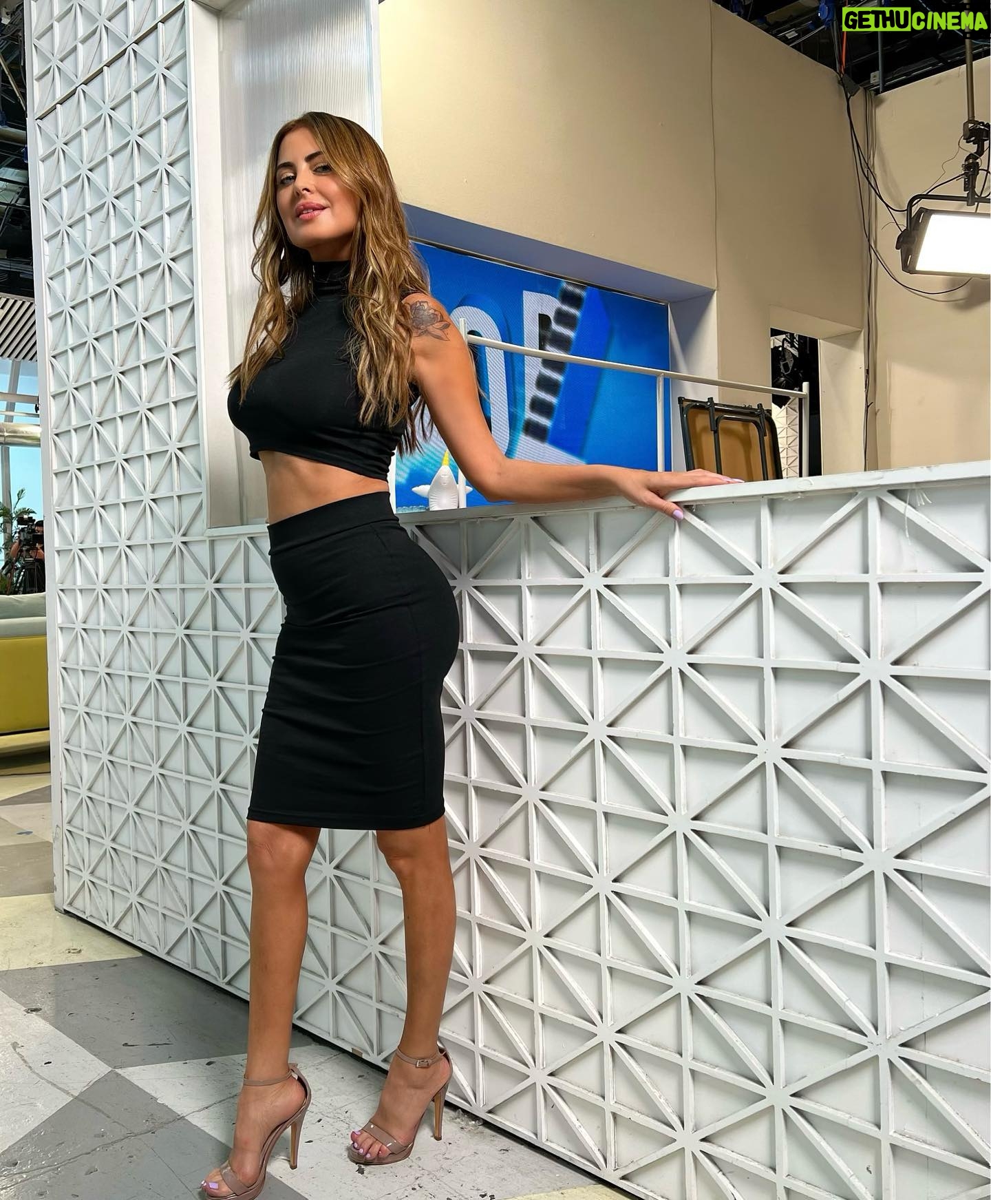 Silvina Luna Instagram - ¿Qué ves cuando te miras al espejo?, ¿Te gustas? Qué te decís a vos mism@? Te vestís para vos o para los demas!? disfruta de sentirte linda y segura con lo que elijas ponerte! Estos fueron mis elegidos para la semana, busqué comodidad, sensualidad y elegancia 😉 con cual te sentís mas identificad@? 1,2,3,4,5 1- top @dbofficialok jean @tipadenim 2- @indumentaria_caro_line 3- @indumentaria_caro_line @justaosadia 4- jean @tipadenim top @veroforestba 5- texanas @sangagcalzados vestido @indumentaria_caro_line Siempre @naturalbronze