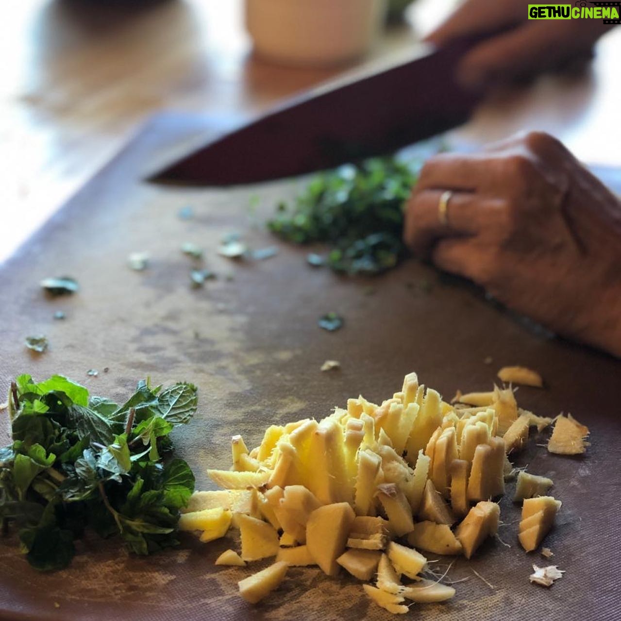 Silvina Luna Instagram - Gracias @dakshacocina por las clases de cocina, las recetas compartidas y por cocinarme tan rico, hecho con amor y dedicación para alimentar mente, cuerpo y alma 💜 Les cuento que tiene su local magico en tigre comida vegetariana o vegana e hindú. También tiene opciones gluten free, y cocina para cada uno personalmente, con mucho amor! Hace viandas y catering 😉