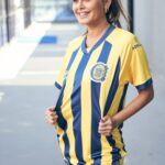 Silvina Luna Instagram - Gracias @umbroargentina por mandarme la camiseta de mi querido @rosariocentral 💙💛💙💛#VamosCanalla #umbroescentral 📸🎥 @anibalvecchio