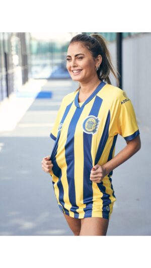 Silvina Luna Instagram - Gracias @umbroargentina por mandarme la camiseta de mi querido @rosariocentral 💙💛💙💛#VamosCanalla #umbroescentral 

📸🎥 @anibalvecchio