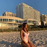 Silvina Luna Instagram – Disfrutando mi hora favorita del dia en @designsuitesmiami 🙌🏻

Elijo esta hora para meditar viendo el amanecer🧘🏻🤍

Cual es tu hora favorita del día para tomarte una pausa?