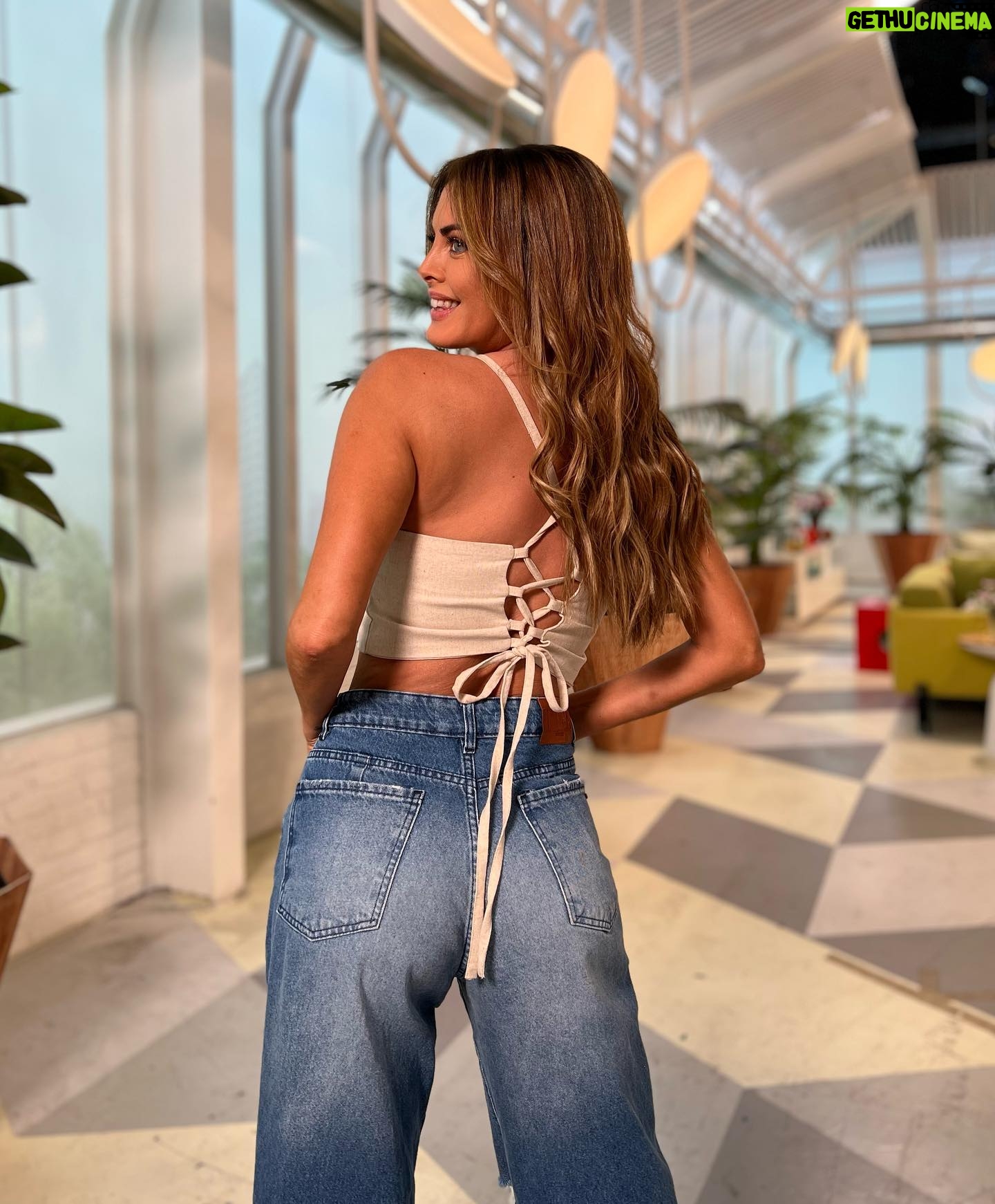 Silvina Luna Instagram - ¿Qué ves cuando te miras al espejo?, ¿Te gustas? Qué te decís a vos mism@? Te vestís para vos o para los demas!? disfruta de sentirte linda y segura con lo que elijas ponerte! Estos fueron mis elegidos para la semana, busqué comodidad, sensualidad y elegancia 😉 con cual te sentís mas identificad@? 1,2,3,4,5 1- top @dbofficialok jean @tipadenim 2- @indumentaria_caro_line 3- @indumentaria_caro_line @justaosadia 4- jean @tipadenim top @veroforestba 5- texanas @sangagcalzados vestido @indumentaria_caro_line Siempre @naturalbronze