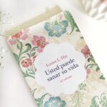 Silvina Luna Instagram – Les comparto este texto, es una oración de afirmación del libro “Usted puede sanar su vida” de Louise Hay.⁣ ⁣
En este libro ella habla de cómo lesiones físicas o enfermedades, están en realidad ligadas a emociones.⁣
⁣
Conocer qué emoción dio lugar a ese problema de salud, nos permite a ser consciente y afrontarlo.⁣
⁣
Hace poco me esguince el tobillo izquierdo. Fui de inmediato al libro y  descubrí que el lado izquierdo del cuerpo representa el linaje femenino. Supe que la torcedura simbolizaba en realidad algo más importante. Representa nuestra capacidad para recibir sin sentirnos culpables.

Conocías el libro?