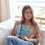 Silvina Luna Instagram – 2020 – AÑO DE TRANSFORMACIÓN

Me considero una aprendiz de la vida, y en este camino he vivido eventos que me han llevado a un camino de autoconocimiento, búsqueda y superación. Ahí me encontré también siendo un puente. 
Así nació @simpleyconsciente, una plataforma de experiencias vinculadas al autoconocimiento y el bienestar. Un proyecto personal que comenzó hace muchos años y encontró su forma en este 2020 tan particular.

Simple y Consciente es una comunidad en la que nos acompañamos en este camino de búsqueda y que quieran autoconocerse, encontrarse. Acercando herramientas para conectar con distintos referentes espirituales y del desarrollo personal, realizando retiros, workshops y experiencias personalizadas.

El propósito de este proyecto es transformar para vivir una vida consciente y crear un mundo más amable y lleno de amor para trascender en el tiempo e impactar en las próximas generaciones. Aportando a un cambio universal.

CAMBIAMOS NOSOTROS, CAMBIA NUESTRO ENTORNO, ¡CAMBIA EL MUNDO…!