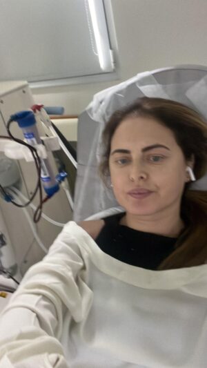 Silvina Luna Instagram - Les comparto esta rutina nueva en mi vida. Al principio lo  viví con angustia por lo nuevo e inesperado, pero luego pase a una etapa de aceptación de lo que es. Esta máquina que tengo conectada a mi, hace el trabajo de los riñones. Así que sintiendo agradecimiento. Sin esta máquina no podría vivir. Esto lo hago 3 veces por semana 4 horas. Hasta que pueda transplantarme. Todavía no estoy en lista porque se tienen que ver otras cosas antes. Así que con la idea de seguir viniendo un tiempo más. A veces me canso, me duele todo, no se me pasa mas.. esto es día a día en base a como me siento organizo el día. Mandenme buena energía Y de esta salimos!! 🙏