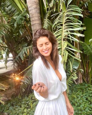 Silvina Luna Instagram - Quiero desearte un hermoso cierre de año y un comienzo de 2020 rodeado de las personas que te hacen bien.⁣
⁣
Que renueves tus esperanzas, sueños y fortalezcas tu camino!.⁣
⁣
Que encuentres lo que estás buscando profundamente, que veas luz en las pequeñas cosas, agradeciendo siempre!.⁣
⁣
Una bendición es que podamos evolucionar como sociedad, tenderle una mano a quien lo necesita y que podamos pensar colectivamente ya que estamos todos conectados!.⁣
⁣
Deseo un mundo mejor!.⁣
⁣
Feliz 2020 saludable, próspero, con paz en nuestros corazones.⁣
⁣
Love 🥂