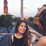 Silvina Luna Instagram - Alma viajera Acá comparto unas fotos de cuando viví unos meses en BERLIN hace dos años. Ciudad con la que tuve química desde el comienzo, donde sentí libertad y diversidad. Gente a la que no le importan las apariencias y lo de afuera. También se siente un halo fuerte de que algo la toco para siempre y se rearmó como pudo... Siguió pero eso qué pasó se huele. Berlín ciudad de conexiones reales, sin prejuicios, de mucho conocimiento, donde me animé a ir e intentarlo más allá de mi zona de confort y eso solo ya fue un triunfo. Y tuve a la mejor anfitriona, compañera, hermana 🙏NAMASTE ( mi ser interior saluda y bendice a tu ser interior) ese es el significado.. Y así siempre @mariu.alonso ✨ Alguno estuvo? Cuenten su experiencia...