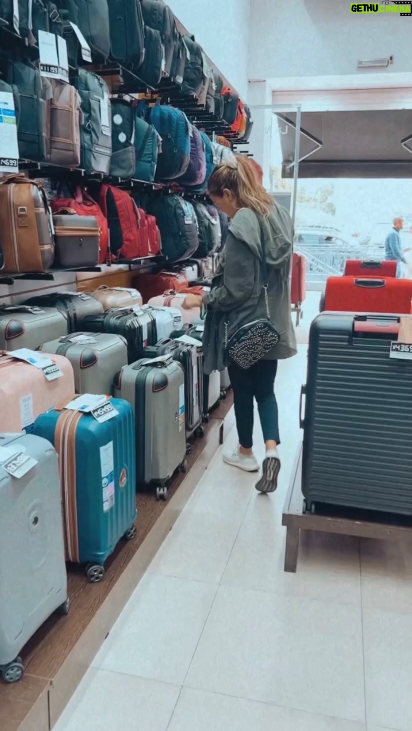 Silvina Luna Instagram - 🧳 Se viene el @hoteldelosfamosos y me estoy preparando con todo para entrar. Por eso corrí a lo de mis amigos de @lanueveequipajes! Una cadena de negocios proveedora de equipajes, bolsos y mochilas de marcas líderes. No sólo tienen variedad y buenos precios; la atención es excelente y personalizada. Hacé tu compra desde cualquier lugar del país 🇦🇷 ¡Y atención con este DATO! 👀Comprando desde la web www.lanueve.com.ar, tenes un 15% DESCUENTO con mi cupón LUNA 🙌🏻 . 🎥 @renzoberecoechea #ElHotelDeLosFamosos #valijas #SilvinaLuna #descuento #lanueveequipajes