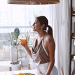 Silvina Luna Instagram – Buen día!!🍴☕️

Trato de hacer mi trabajo interno todos los días. Este camino de autoconocimiento y de superación personal es fascinante, pero a la vez requiere de valentía, de tener coraje para ir al encuentro con nuestras luces y también con nuestras sombras. De cuestionarnos, para desarmar y volver a armar, para reaprender lo que implica este camino maravilloso que es la vida. Y que no es una ruta lineal: es espiralada. Avanzamos y retrocedemos. De eso se trata la aventura de la existencia.

Hoy te propongo frenar, observar, sentir, respirar, y ver dónde tenés el
deseo de empezar a intencionar, a dirigir tu atención hacia donde querés que las cosas sucedan.

Te animas!?
@simpleyconsciente 🧘🏽‍♀️✨
.
.
.
.
PH: @iarasnei 
@somosode 
@liartepaula 
@joaquinagurruchaga 
@loprometo.accesorios