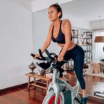 Silvina Luna Instagram – Empezando la semana entrenando!! adopte este hábito saludable. Con consciencia del cuidado de adentro hacia afuera 💪⁣
⁣
Te invito a que pruebes @rockcyclenow, los primeros 15 días son gratis! Si ya sos rocker usa el código LUNAROCKS para tener un 10% en el pack mensual. Podes entrenar bici o funcional a través de la plataforma online www.rockcycle.com.ar