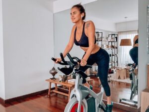 Silvina Luna Instagram - Empezando la semana entrenando!! adopte este hábito saludable. Con consciencia del cuidado de adentro hacia afuera 💪⁣
⁣
Te invito a que pruebes @rockcyclenow, los primeros 15 días son gratis! Si ya sos rocker usa el código LUNAROCKS para tener un 10% en el pack mensual. Podes entrenar bici o funcional a través de la plataforma online www.rockcycle.com.ar