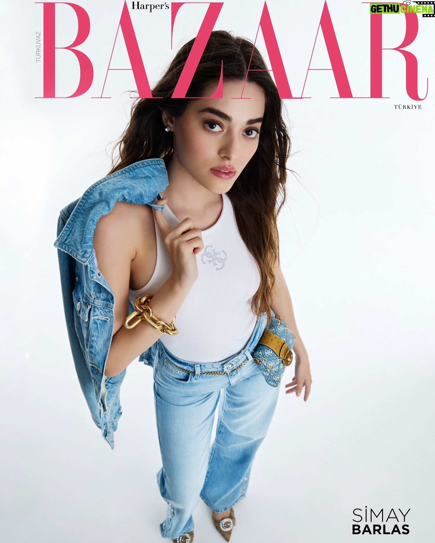 Simay Barlas Instagram - Harper’s Bazaar ✨🤍🌈 Genel Yayın Yönetmeni: @gulenyelmen Fotoğraf: @ali_kalyoncu Saç: @mutluahmet.sinan Makyaj: @buraksenerofficial Röportaj: @senayyavuz Projeler Müdürü: @rukenakbay Moda Editörü: @araskilic_ Prodüksiyon: @senakaynakin Moda Editörü Asistanları: @buseakoglu @batuhanfe Fotoğraf Asistanları: @nurullahcunii @muraterdoganph Kıyafetler ve Aksesuarlar: @guess