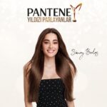Simay Barlas Instagram – Büyük geceye çok az kaldı! Bu sene Pantene Yıldızı Parlayanlar’dan biri de benim ve çok heyecanlıyım! ✨ Bu heyecan dolu maceraya hazır mısınız? 💛 @panteneturkiye #PanteneAltınKelebek #GücünüGösterenlerinGecesi 
#işbirliği