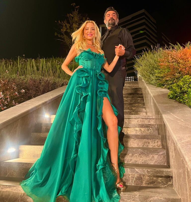 Simge Selçuk Instagram - Hazır mıyız? 😉🧚 #kardeşlerim #nebahat #akif #atv 👗Elbise: @alfabetaevening