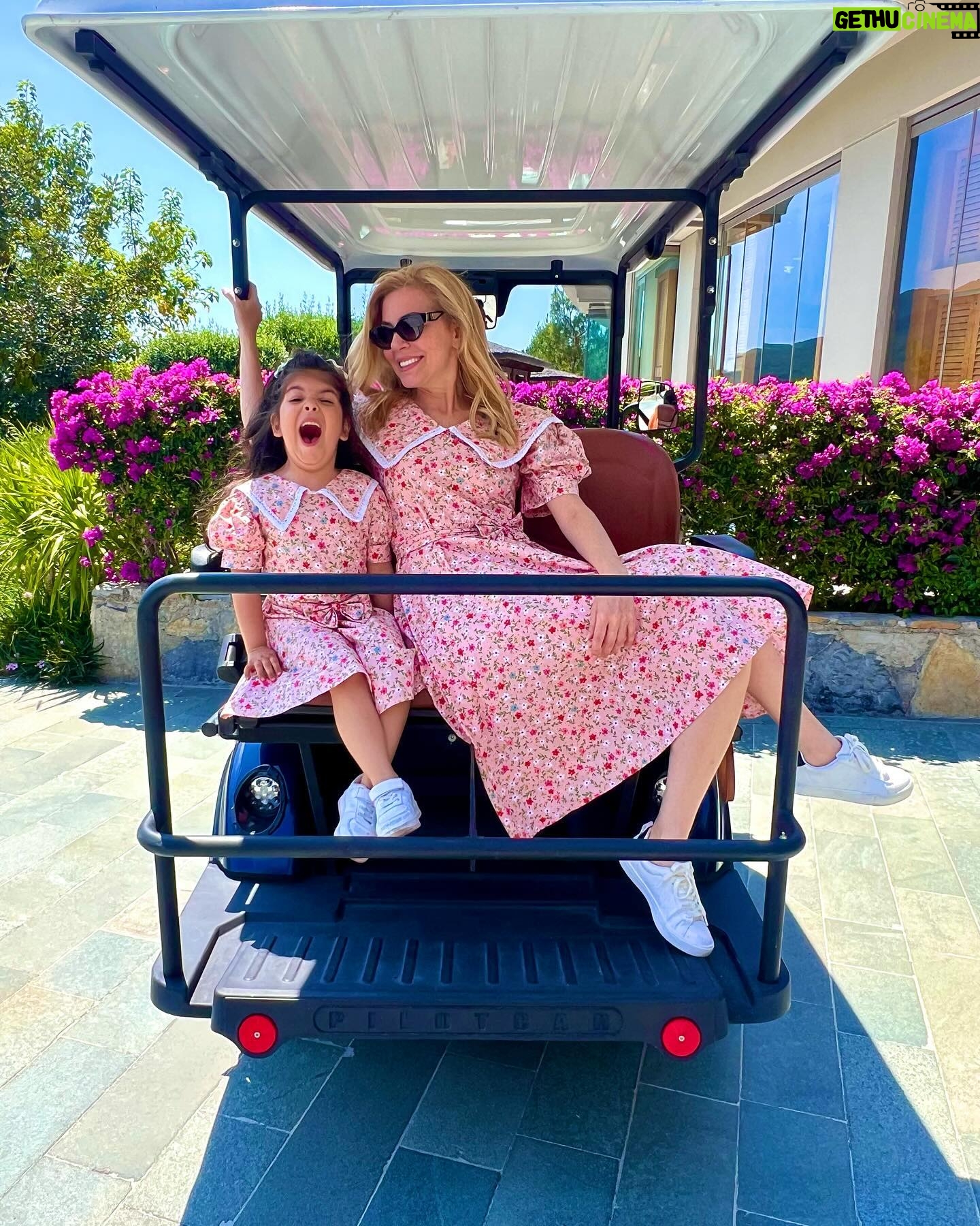 Simge Selçuk Instagram - 🌺🌸🌼 Tüm annelerin Anneler Günü kutlu olsun🙏🥰🥰💕💕💕🧿 @titanicluxurycollection