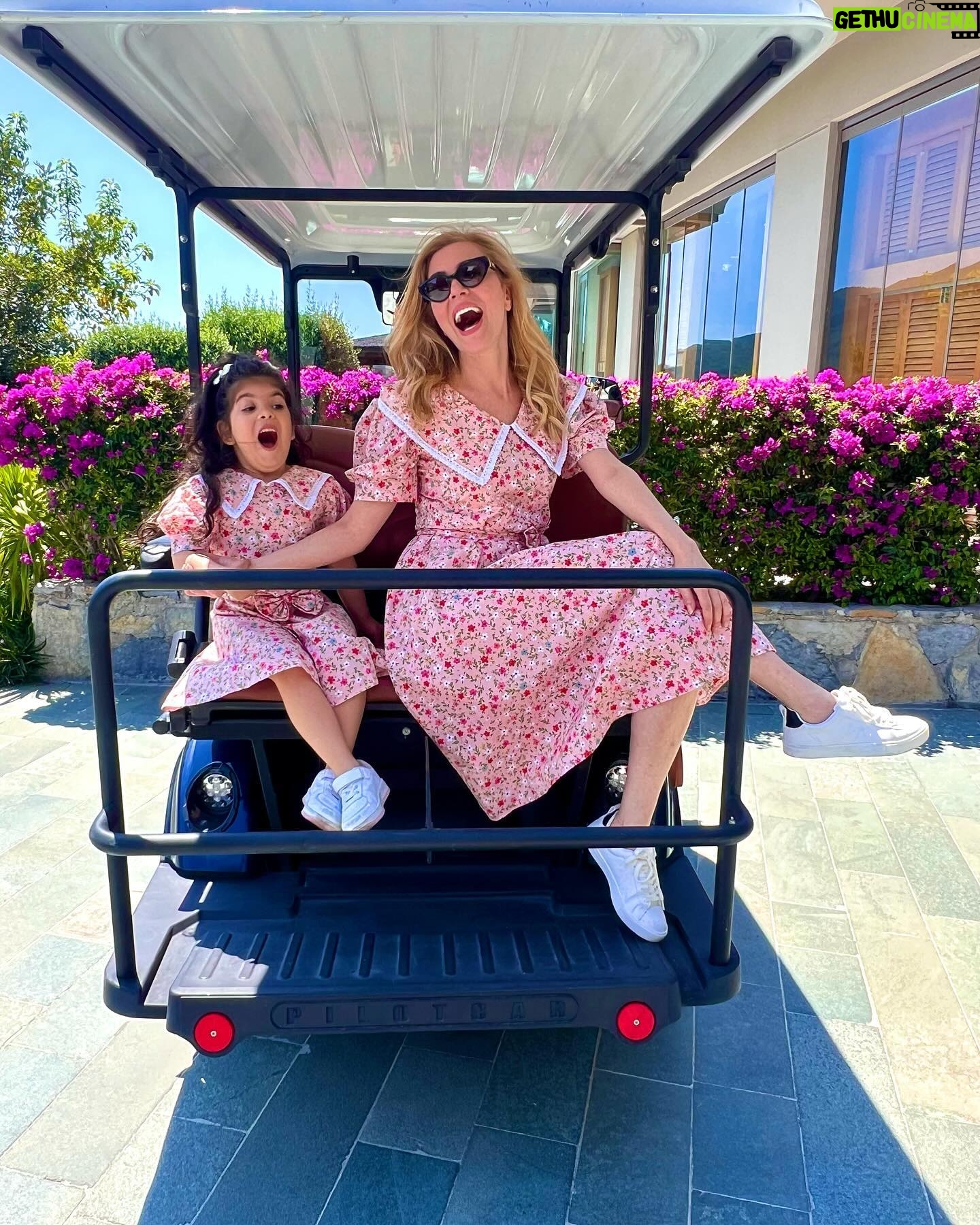 Simge Selçuk Instagram - 🌺🌸🌼 Tüm annelerin Anneler Günü kutlu olsun🙏🥰🥰💕💕💕🧿 @titanicluxurycollection