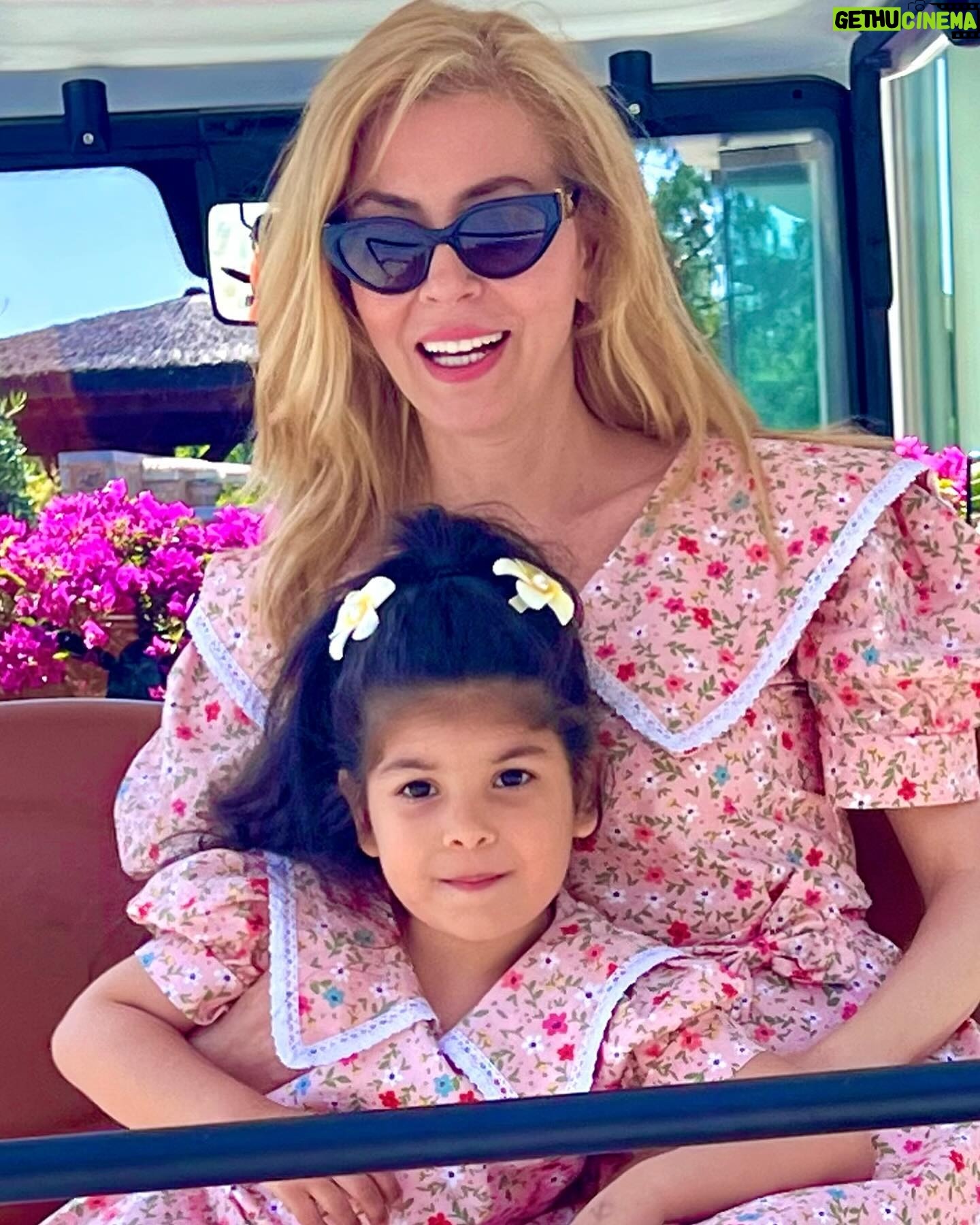 Simge Selçuk Instagram - 🌺🌸🌼 Tüm annelerin Anneler Günü kutlu olsun🙏🥰🥰💕💕💕🧿 @titanicluxurycollection