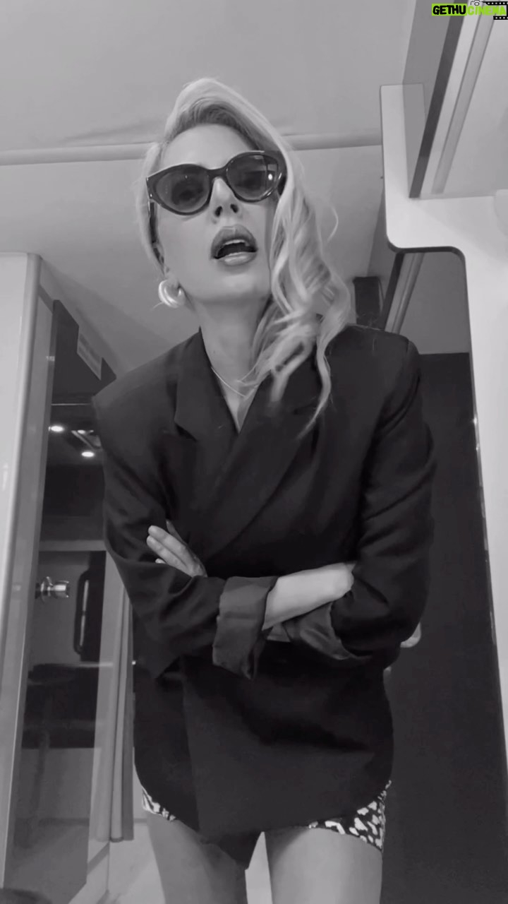 Simge Selçuk Instagram - Ceketi giyen ‘adam, cebi olan ‘erkek oluyorsa 🤛😉🥳 (gerçekten a d a m olarlar üstüne alınmasın 😁😋)