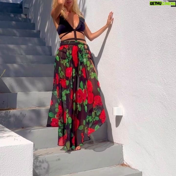 Simge Selçuk Instagram - 🌺 Ben ❤️ @matchabyduygu Çiçekleri ve çiçekli olan şeyleri sevdiğimi söylemiş miydim?😍 Plaj kıyafetlerin efsane @matchabyduygu ❤️( reklam değildir)