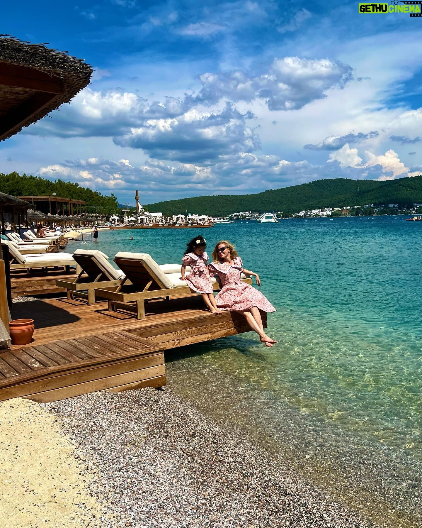 Simge Selçuk Instagram - 🌴🌵☀️ Canım kızım Canım annem ❤️🧿 Bodrum’da cennet gibi bir Anneler Günü @titanicluxurycollection