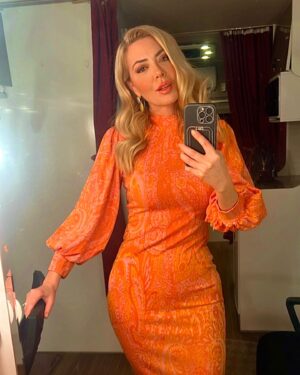 Simge Selçuk Instagram - 🎬 ( 🧡elbise @setre  styling: @aysegul_hsnoglu )