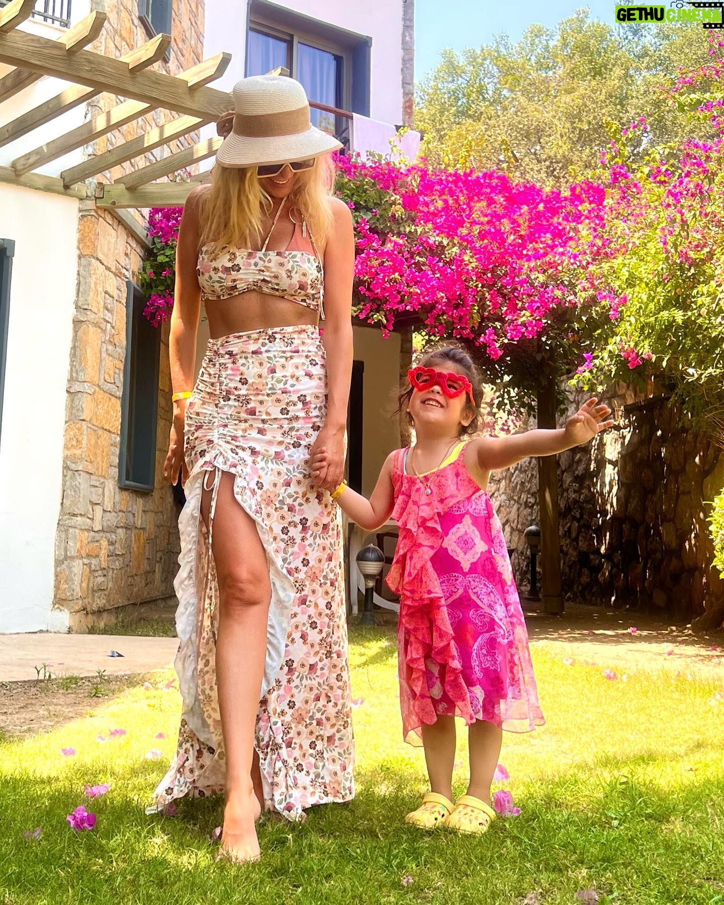 Simge Selçuk Instagram - 🌸 Tabii olan , doğal olan, insanî olan herşey, bu dünya sana ve senin nesline emanet küçük Sevgi Elçim💕💕🧿