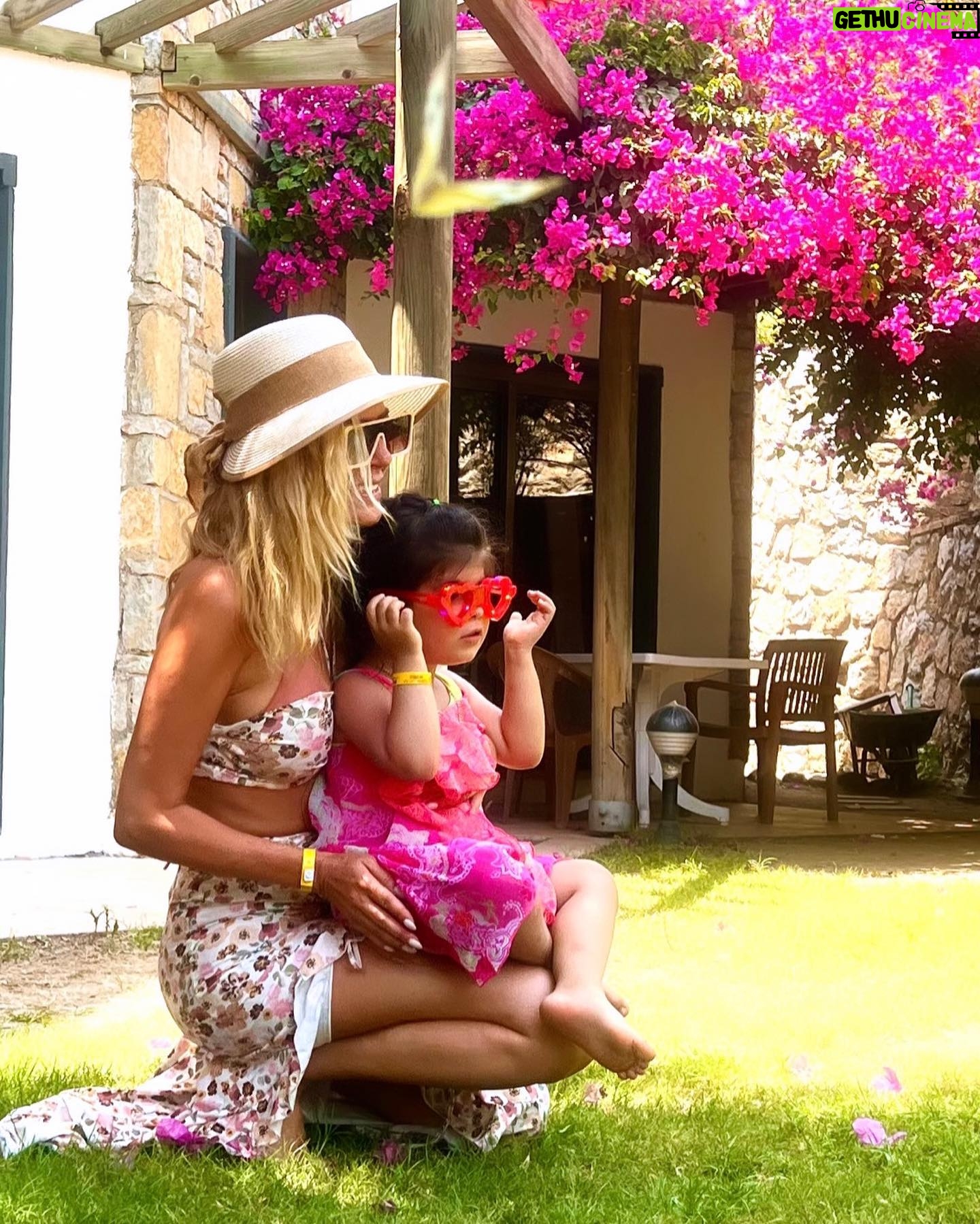 Simge Selçuk Instagram - 🌸 Tabii olan , doğal olan, insanî olan herşey, bu dünya sana ve senin nesline emanet küçük Sevgi Elçim💕💕🧿