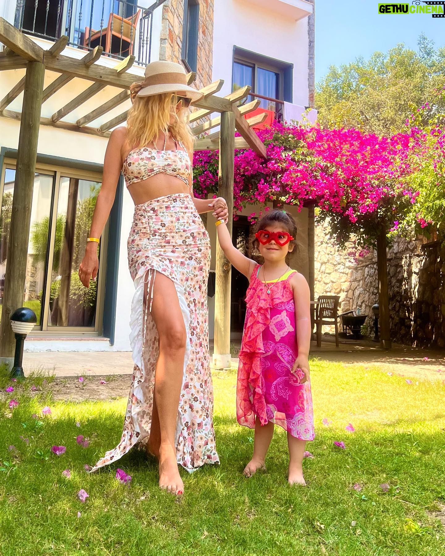 Simge Selçuk Instagram - 🌸 Tabii olan , doğal olan, insanî olan herşey, bu dünya sana ve senin nesline emanet küçük Sevgi Elçim💕💕🧿
