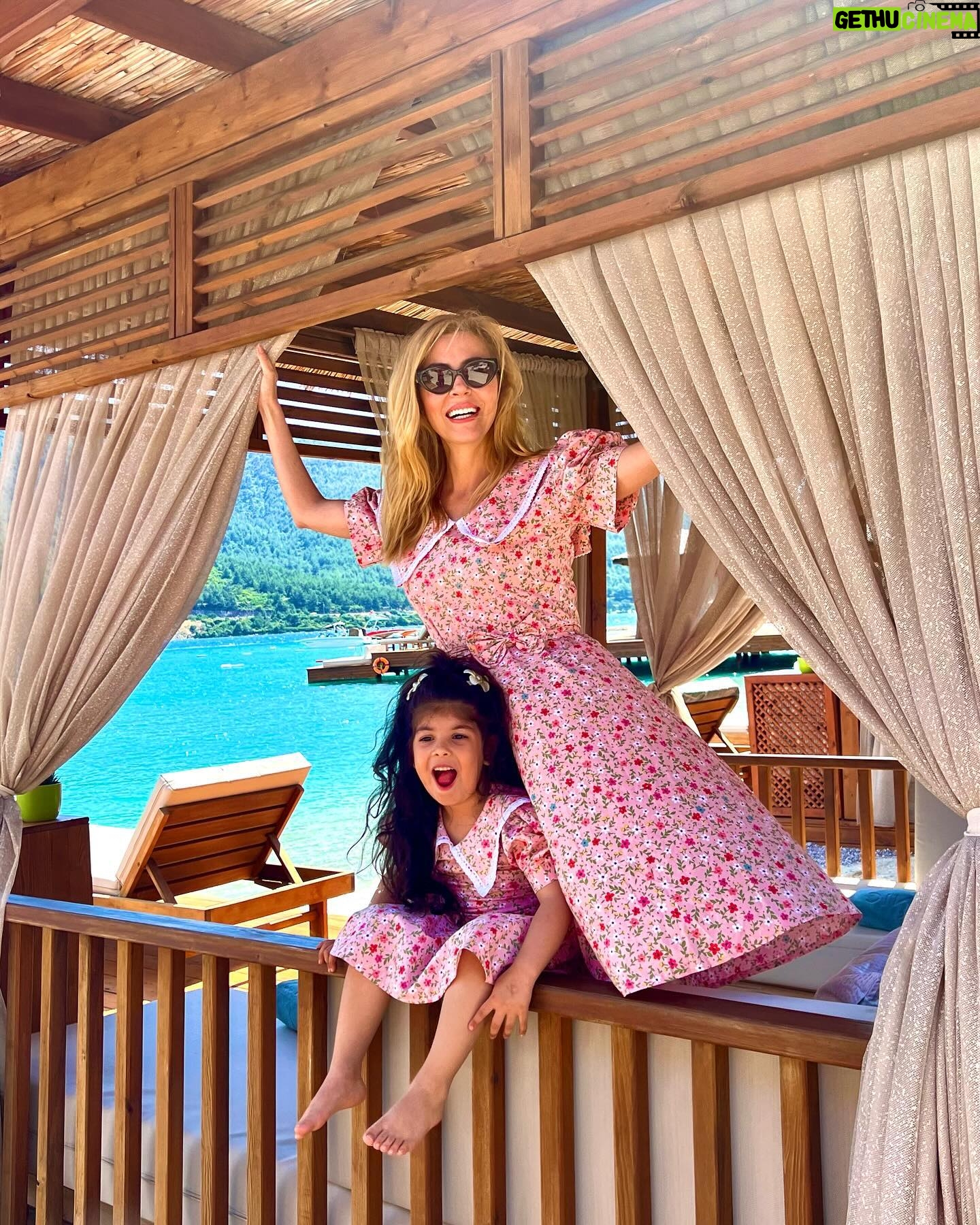 Simge Selçuk Instagram - 🌺🌸🌼 Tüm annelerin Anneler Günü kutlu olsun🙏🥰🥰💕💕💕🧿 @titanicluxurycollection