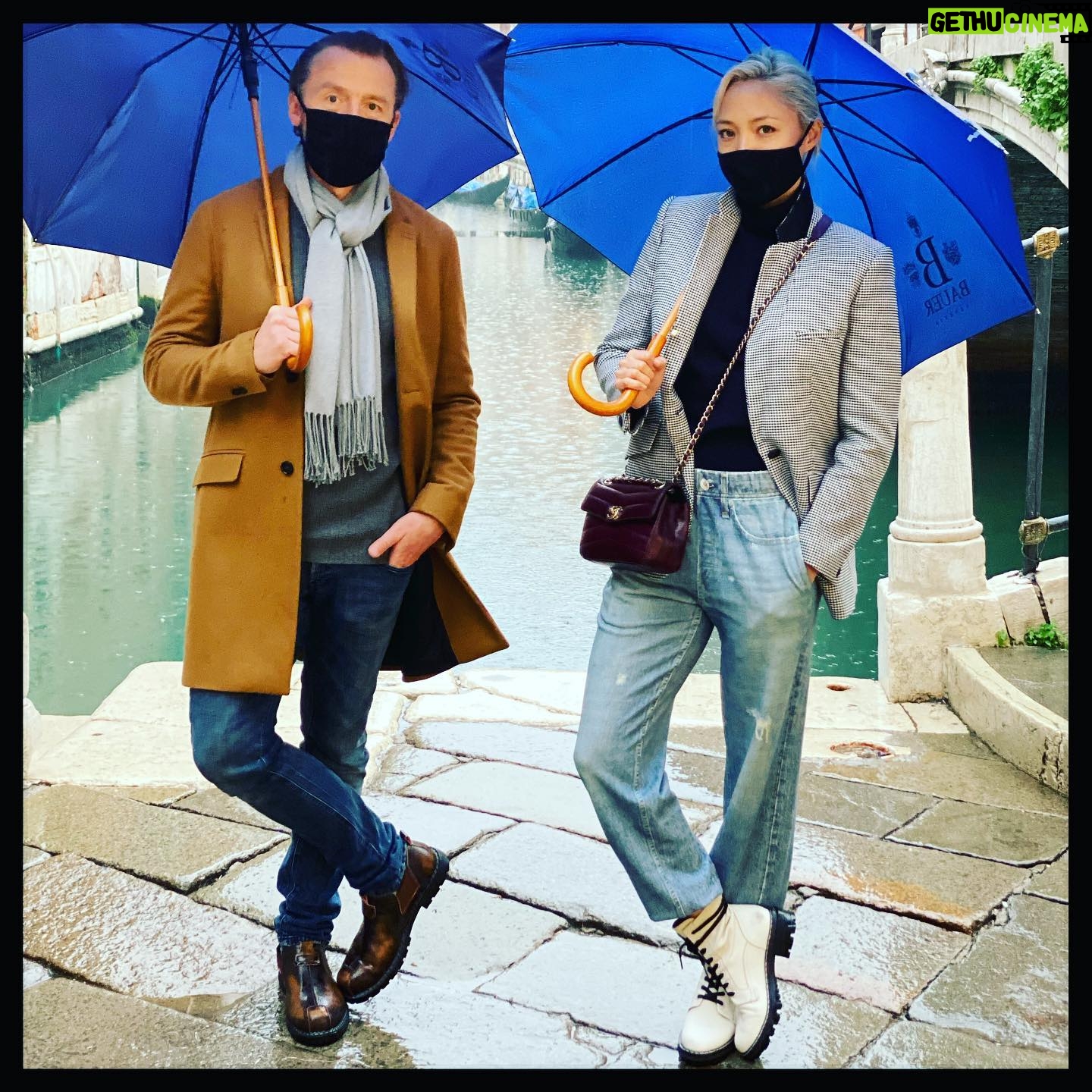 Simon Pegg Instagram - #fbt The director and star of the award winning short film ‘Au Revoir Chris Hemsworth’ in a rainy Venice back in late 2020.