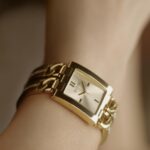 Sinem Kobal Instagram - Happy 40th @guesswatches 💫 Annemin zarafetinden ve şıklığından ilham aldığım ; stilime ışık saçan en göz alıcı detay şimdi Guess saatim 💫🌹 @guesswatches @saatvesaat #GuessWatches #SaatveSaat #GUESSWatches40thAnniversary #40YearsofGUESSWatches #işbirliği