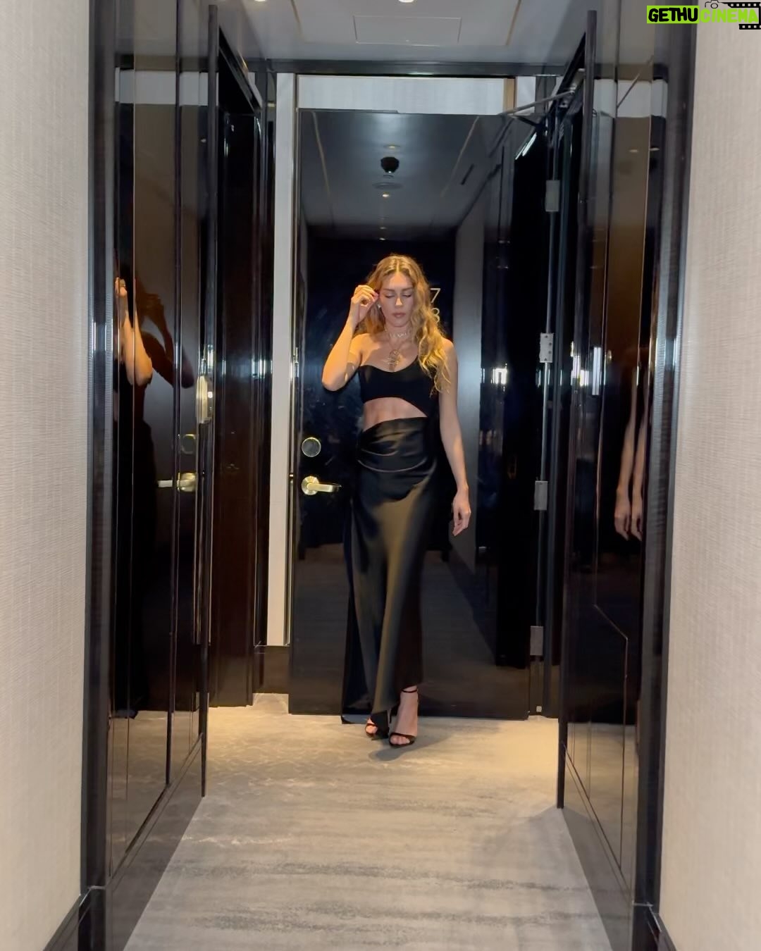Sinem Kobal Instagram - About the night 🌹 girls 💌🐉