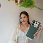 Siriamol Onkoon Instagram - ชีวิตอินฟลูถือว่าขาดไม่ได้กับการมีโทรศัพท์ดีๆ ไว้ถ่ายงาน เพราะออกนอกสถานที่บางทีก็ไม่ได้มีเวลาในการชาร์จมาก มาเจอ Infinix NOTE 40 Pro 5G ตอบโจทย์สุดๆในทุกๆด้าน ชาร์จไวไปเที่ยวต่อได้ภายใน 8 นาที ก็ได้แบตมากถึง 50% แถมมี Magcharge ชาร์จไร้สาย 20W ให้ด้วย รุ่นนี้เป็น Triple Camera ความละเอียด 108 MP OIS Super-Zoom Camera และความจุ 256GB RAM 12GB เพิ่มได้สูงสุด 24GB เห็นแบบนี้ราคาน้องก็ดีมากกก สวยถูกใจสาวๆสายคอนเทนต์ และคาเฟ่แน่นอน หาซื้อได้ที่ Banana shop, Jaymart, IT City, TG FONE และ Shopee, Lazada, TikTok Shop #InfinixThailand #InfinixNote40Pro #ซูเปอร์ชาร์จเพื่อชีวิตสุดอิสระ @infinix_th