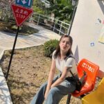 Siriamol Onkoon Instagram - นั่งท่าผู้บ่าวเอาดอกไม้มาให้ สิได่จั๊กดอกบ้น้อ 🤣💐