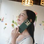 Siriamol Onkoon Instagram - ชีวิตอินฟลูถือว่าขาดไม่ได้กับการมีโทรศัพท์ดีๆ ไว้ถ่ายงาน เพราะออกนอกสถานที่บางทีก็ไม่ได้มีเวลาในการชาร์จมาก มาเจอ Infinix NOTE 40 Pro 5G ตอบโจทย์สุดๆในทุกๆด้าน ชาร์จไวไปเที่ยวต่อได้ภายใน 8 นาที ก็ได้แบตมากถึง 50% แถมมี Magcharge ชาร์จไร้สาย 20W ให้ด้วย รุ่นนี้เป็น Triple Camera ความละเอียด 108 MP OIS Super-Zoom Camera และความจุ 256GB RAM 12GB เพิ่มได้สูงสุด 24GB เห็นแบบนี้ราคาน้องก็ดีมากกก สวยถูกใจสาวๆสายคอนเทนต์ และคาเฟ่แน่นอน หาซื้อได้ที่ Banana shop, Jaymart, IT City, TG FONE และ Shopee, Lazada, TikTok Shop #InfinixThailand #InfinixNote40Pro #ซูเปอร์ชาร์จเพื่อชีวิตสุดอิสระ @infinix_th