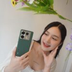 Siriamol Onkoon Instagram - ชีวิตอินฟลูถือว่าขาดไม่ได้กับการมีโทรศัพท์ดีๆ ไว้ถ่ายงาน เพราะออกนอกสถานที่บางทีก็ไม่ได้มีเวลาในการชาร์จมาก มาเจอ Infinix NOTE 40 Pro 5G ตอบโจทย์สุดๆในทุกๆด้าน ชาร์จไวไปเที่ยวต่อได้ภายใน 8 นาที ก็ได้แบตมากถึง 50% แถมมี Magcharge ชาร์จไร้สาย 20W ให้ด้วย รุ่นนี้เป็น Triple Camera ความละเอียด 108 MP OIS Super-Zoom Camera และความจุ 256GB RAM 12GB เพิ่มได้สูงสุด 24GB เห็นแบบนี้ราคาน้องก็ดีมากกก สวยถูกใจสาวๆสายคอนเทนต์ และคาเฟ่แน่นอน หาซื้อได้ที่ Banana shop, Jaymart, IT City, TG FONE และ Shopee, Lazada, TikTok Shop #InfinixThailand #InfinixNote40Pro #ซูเปอร์ชาร์จเพื่อชีวิตสุดอิสระ @infinix_th