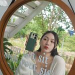Siriamol Onkoon Instagram - ชีวิตอินฟลูถือว่าขาดไม่ได้กับการมีโทรศัพท์ดีๆ ไว้ถ่ายงาน เพราะออกนอกสถานที่บางทีก็ไม่ได้มีเวลาในการชาร์จมาก มาเจอ Infinix NOTE 40 Pro 5G ตอบโจทย์สุดๆในทุกๆด้าน ชาร์จไวไปเที่ยวต่อได้ภายใน 8 นาที ก็ได้แบตมากถึง 50% แถมมี Magcharge ชาร์จไร้สาย 20W ให้ด้วย รุ่นนี้เป็น Triple Camera ความละเอียด 108 MP OIS Super-Zoom Camera และความจุ 256GB RAM 12GB เพิ่มได้สูงสุด 24GB เห็นแบบนี้ราคาน้องก็ดีมากกก สวยถูกใจสาวๆสายคอนเทนต์ และคาเฟ่แน่นอน หาซื้อได้ที่ Banana shop, Jaymart, IT City, TG FONE และ Shopee, Lazada, TikTok Shop #InfinixThailand #InfinixNote40Pro #ซูเปอร์ชาร์จเพื่อชีวิตสุดอิสระ @infinix_th