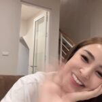 Sirin Preedeeyanon Instagram - เวลาว่างช่วงเย็นของชิปวันนี้ คือการดูซีรีส์ไปพร้อมกับกาแฟแก้วโปรด ติดหนักมากดูไม่หยุด ก็ต้องมีเรื่องกินเข้ามาด้วย Enjoy Eating ไปพร้อมๆกันและชิปยังมีไอเทมใหม่มาแนะนำด้วยค่ะ >< #CHAMETHAILAND #CHAMESYESCAP #ชาเม่ซายเอสแคป #chippysirin #ชิปปี้เปลี่ยนได้ด้วยชาเม่ #BelieveInYourShapeTrustInCHAME