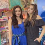 Sirin Preedeeyanon Instagram - มาทำงาน❎ มาเล่นกับเพื่อน✅ ดุ้กดิ้กไม่หยุดเพราะรองเท้าใส่สบายเกิน😳 @fitflopthailandofficial @jimthompson.official #FitFlopxJimThompson #FitFlopThailand #FitFlop