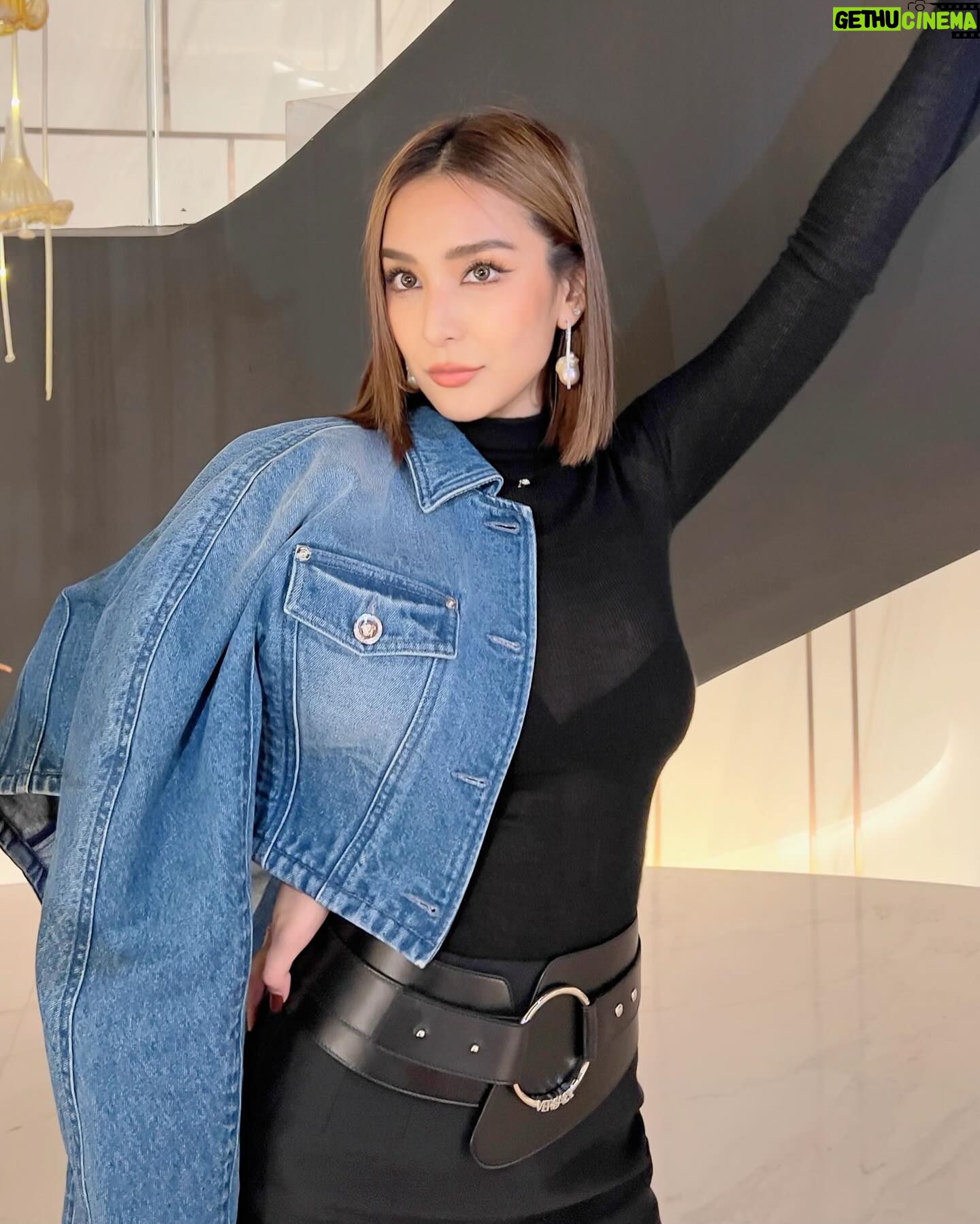 Sirin Preedeeyanon Instagram - ✨ Dress/Shoes @versace Jewelry @gemster_thailand Makeup @sarunya_milano Hair @mairatchada1 Stylist @criscrisii Manager @mairatchada1