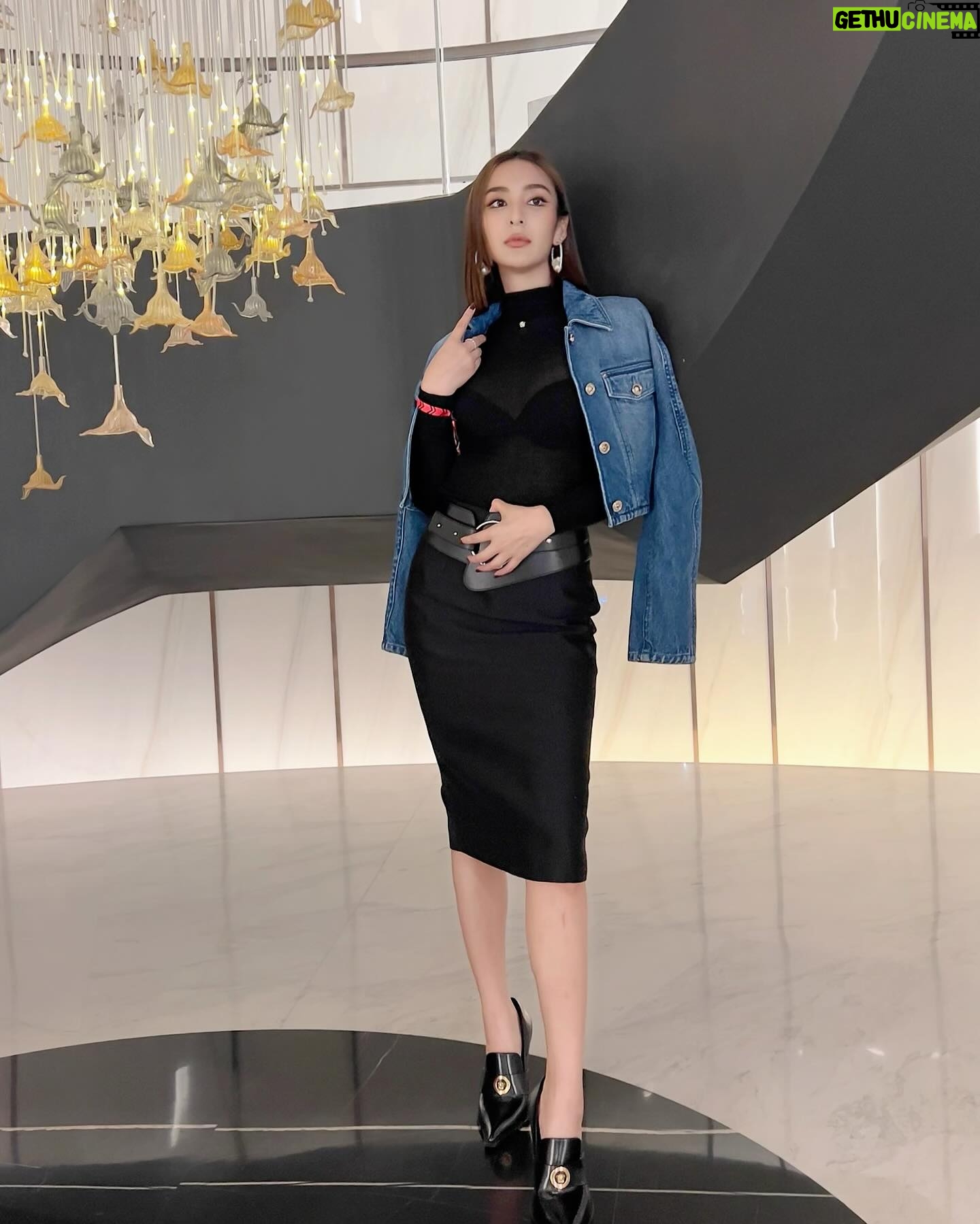 Sirin Preedeeyanon Instagram - ✨ Dress/Shoes @versace Jewelry @gemster_thailand Makeup @sarunya_milano Hair @mairatchada1 Stylist @criscrisii Manager @mairatchada1