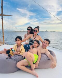Sissy Prescillia Instagram - Biar papa mama gak bosen liat gadget teroosss! ⛵️☀️