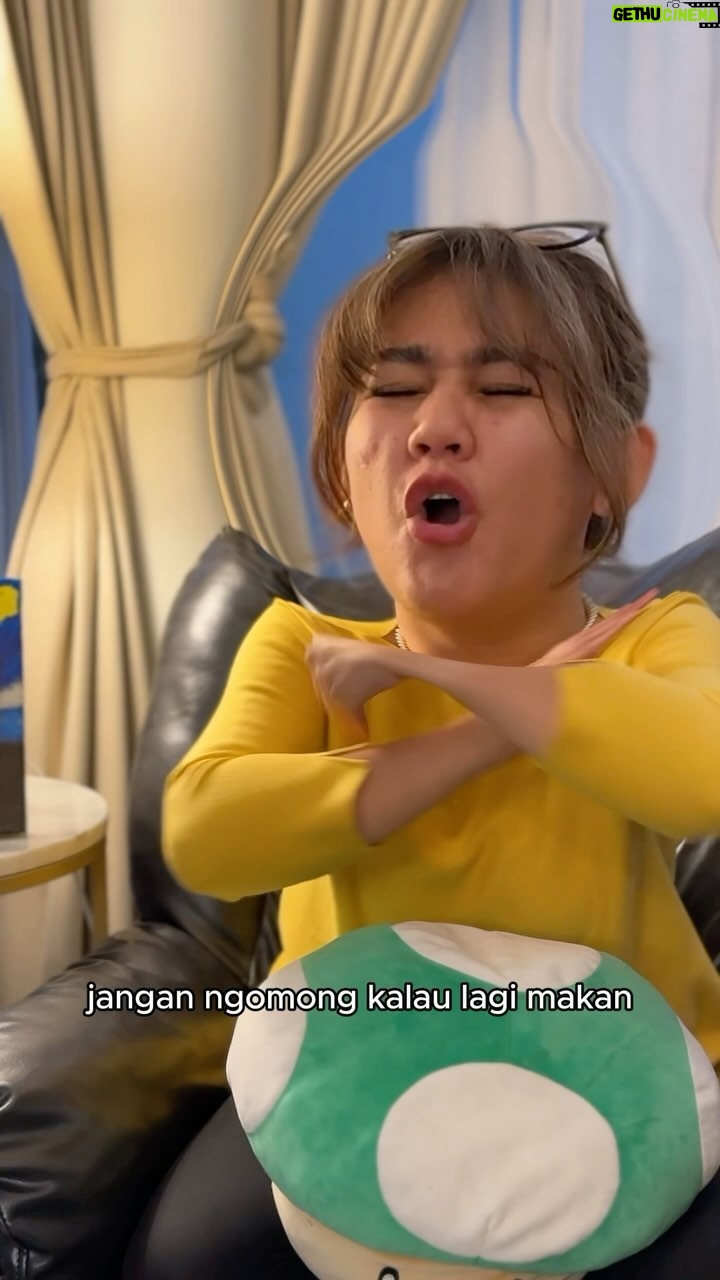 Sissy Prescillia Instagram - ✨SELAMAT BUKA PUASA ✨ Jangan cepet-cepet makannya ntar malah banyak sendawanya daripada makannya 🤣 #CCTV #info #facts #fun #video #funfacts #eat #habits #indonesia #culture #reels #instagram #instagood
