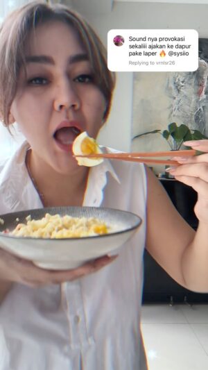 Sissy Prescillia Instagram - Jam jam rawan lapaaaaarrrr 🫠 Pengen Indomie gak sih? 🍜

#MamaSissy #asli #enak #video #masak #makan #indomie #hacks #cooking #mom #simple #idea #reels #instagood #instadaily #recommended