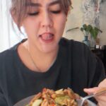 Sissy Prescillia Instagram - ✨Ide buat yang tengah malem masih suka kelaperan✨ #MamaSissy #masak #makan #masakpraktis #video #dinner #idea #laperbener #food #cooking #simple #instagood #instafood